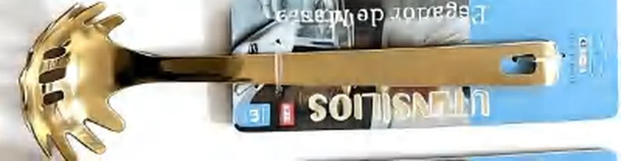 Pegador de Macarrão Dourado