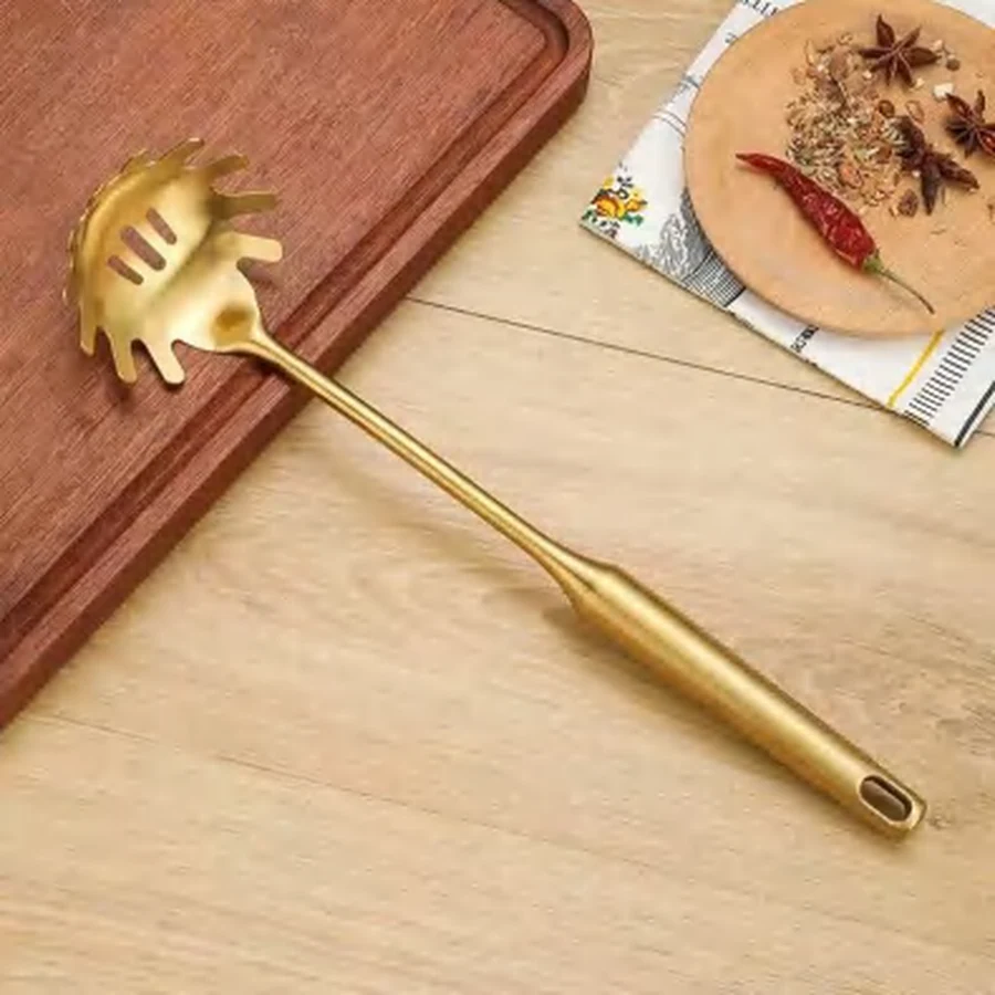 Pegador de Macarrão Dourado Cabo Longo