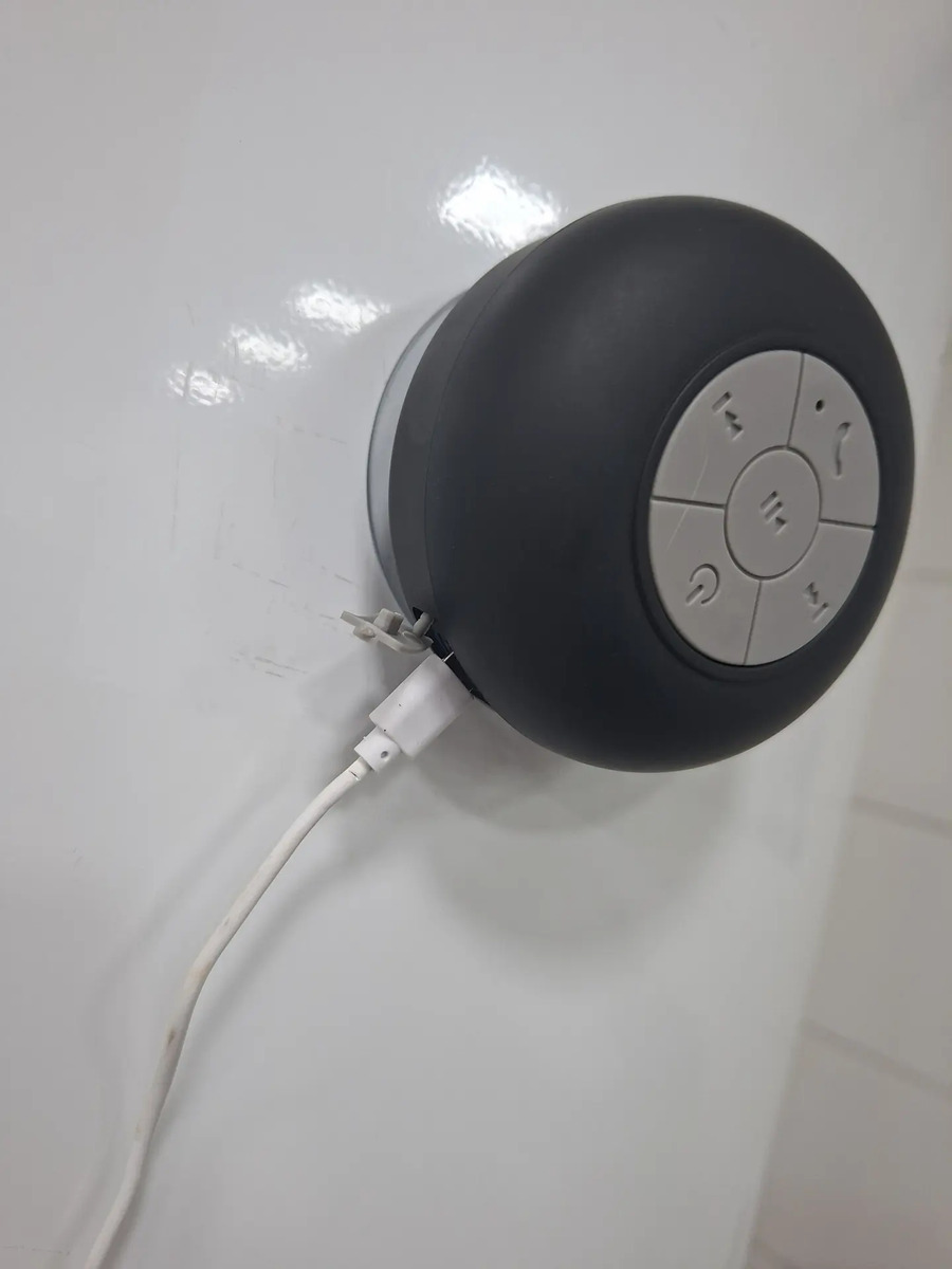 Mini Caixinha Som Bluetooth Portátil Prova De Água Ventosa Cor Multicolorido