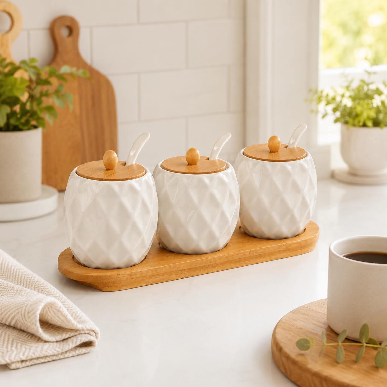 Kit Porta-Temperos em Porcelana com 3 Potes e Bandeja de Bambu