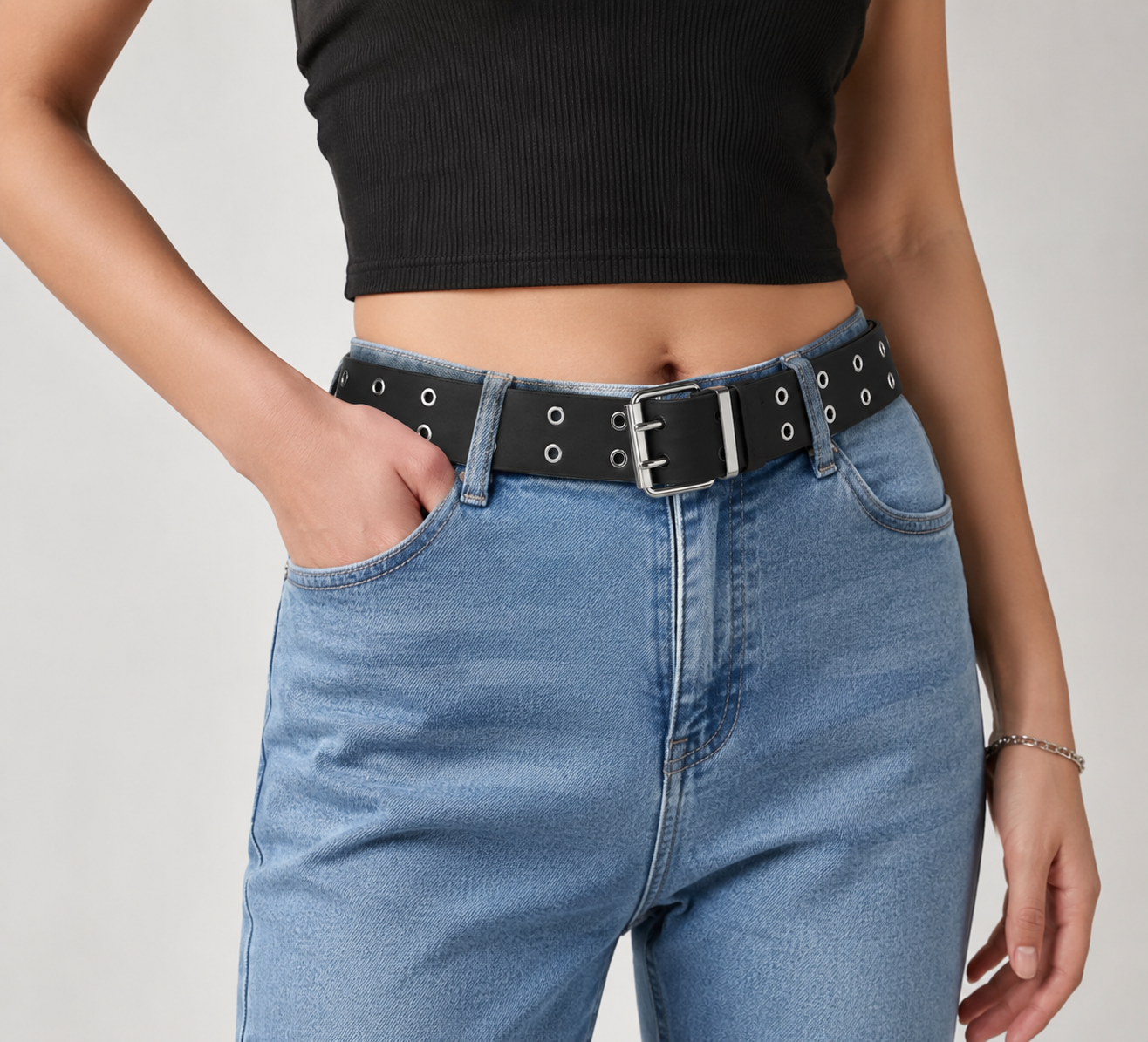 Cinto Feminino Preto com Ilhós e Fivela Metálica